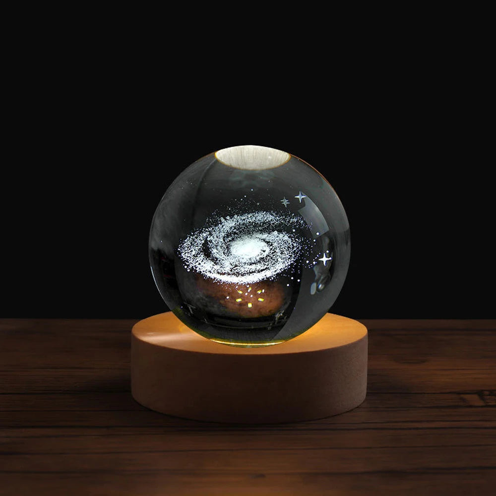 Kristallkula – Astronaut & Solsystem – Saturnus, Vintergatan – Lasergraverad Planet Nattlampa – Barnpresent